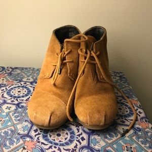 TOMs desert wedge tan size 6.5